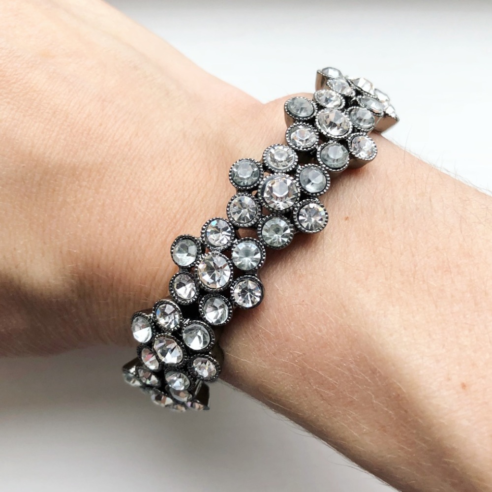 Stunning black & diamond flower stretch bracelet